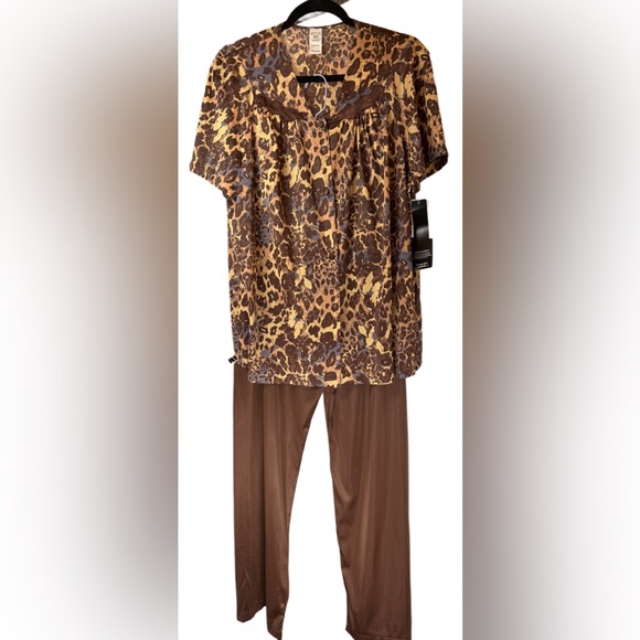Vanity Fair Other - NWT Vanity Fair Leopard Print Pajama Set in Brown and Black Size L